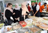 Essenstand mit internationalen Gerichten